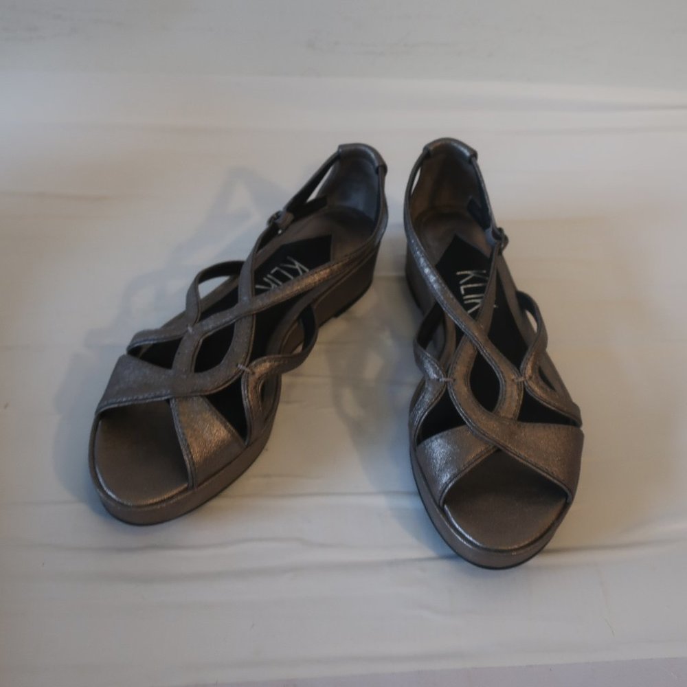 NWT Womens Klik "Avi" Pewter Metallic Silver Strappy Sandals Sz 6 *